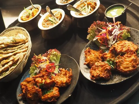 Steamed oats idlis on a plate with chutney